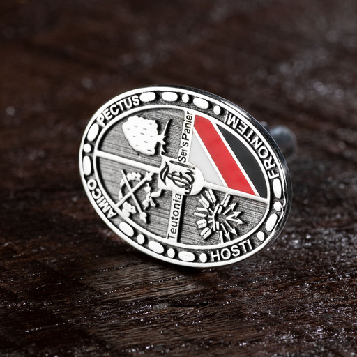 Ein silberner Manschettenknopf mit Gravur und Emaille