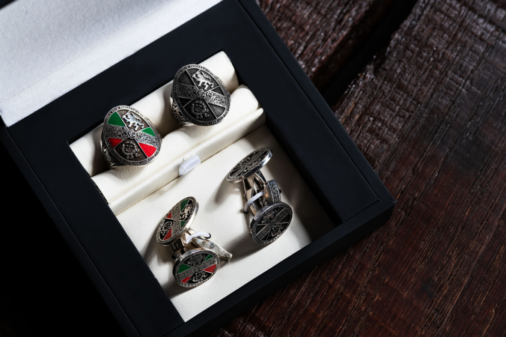 Zwei Ringe und zwei Manschettenknöpfe mit Gravur in einer Schatulle