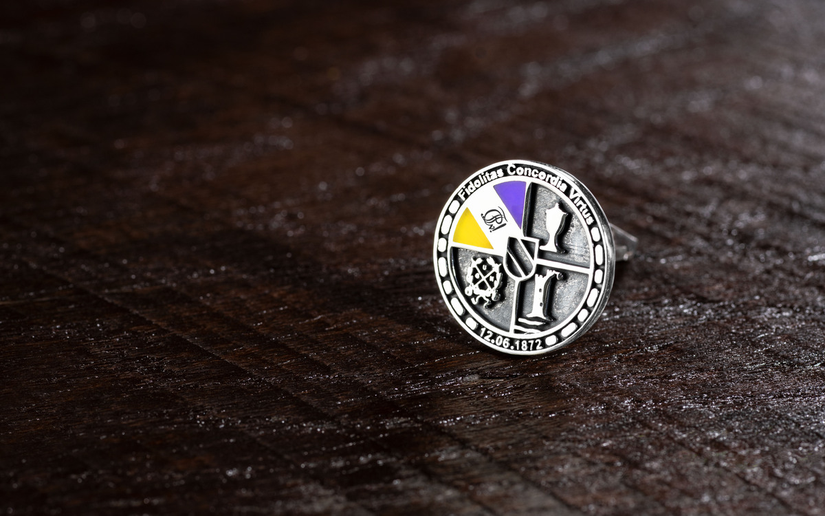 Couleurbursche_MRF-02_0420_V2_web Ein silberner Manschettenknopf mit Gravur und Emaille