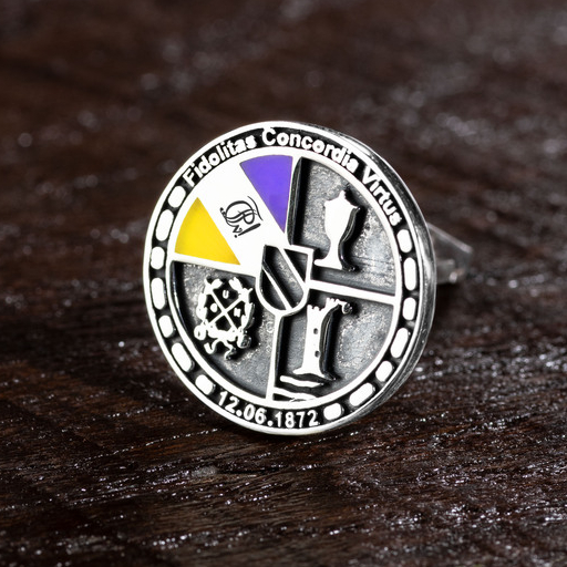 Ein silberner Manschettenknopf mit Gravur und Emaille